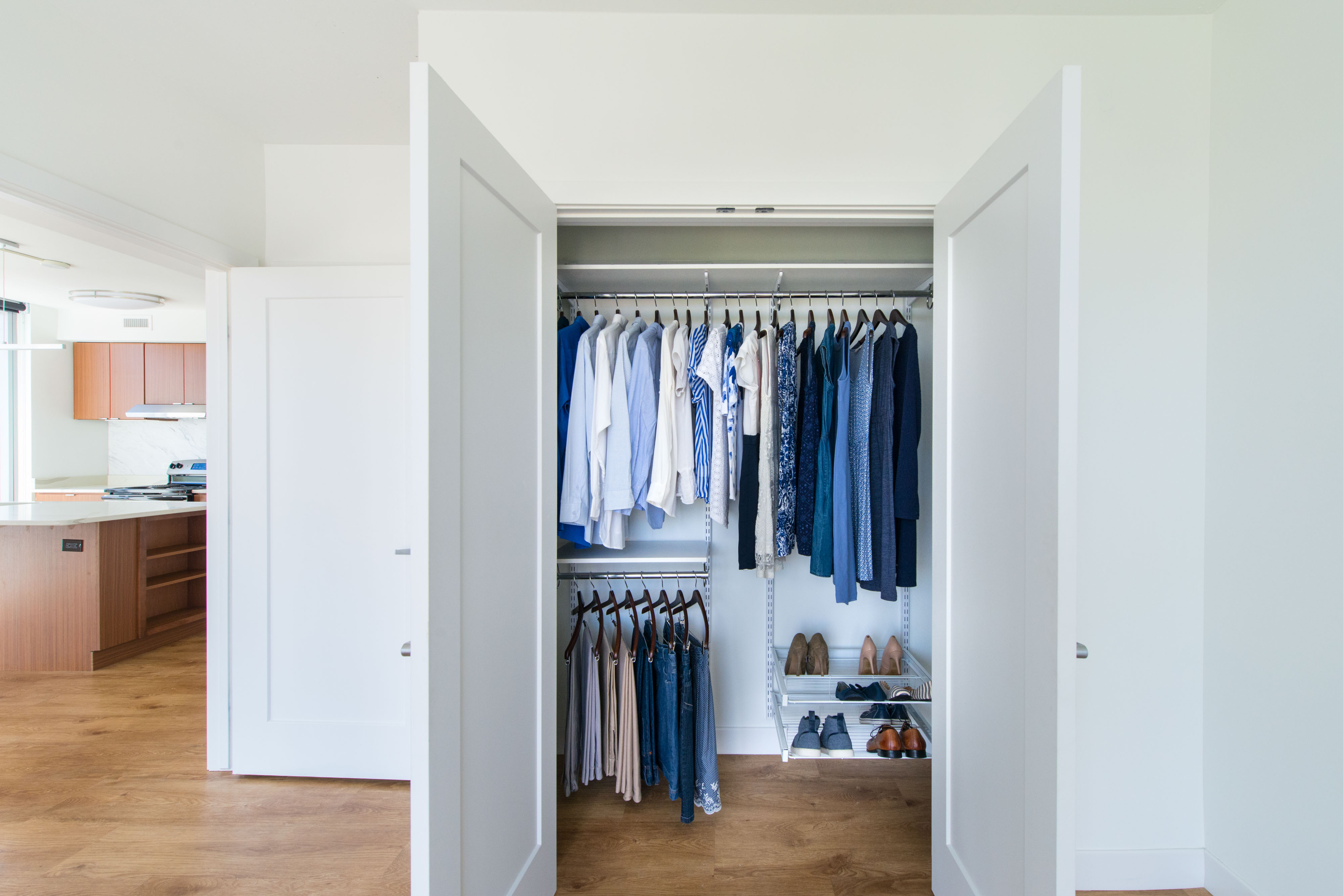 20 Fulton Apartment with freedomRail Reach-in in White with blue clothing and neutral background.
    