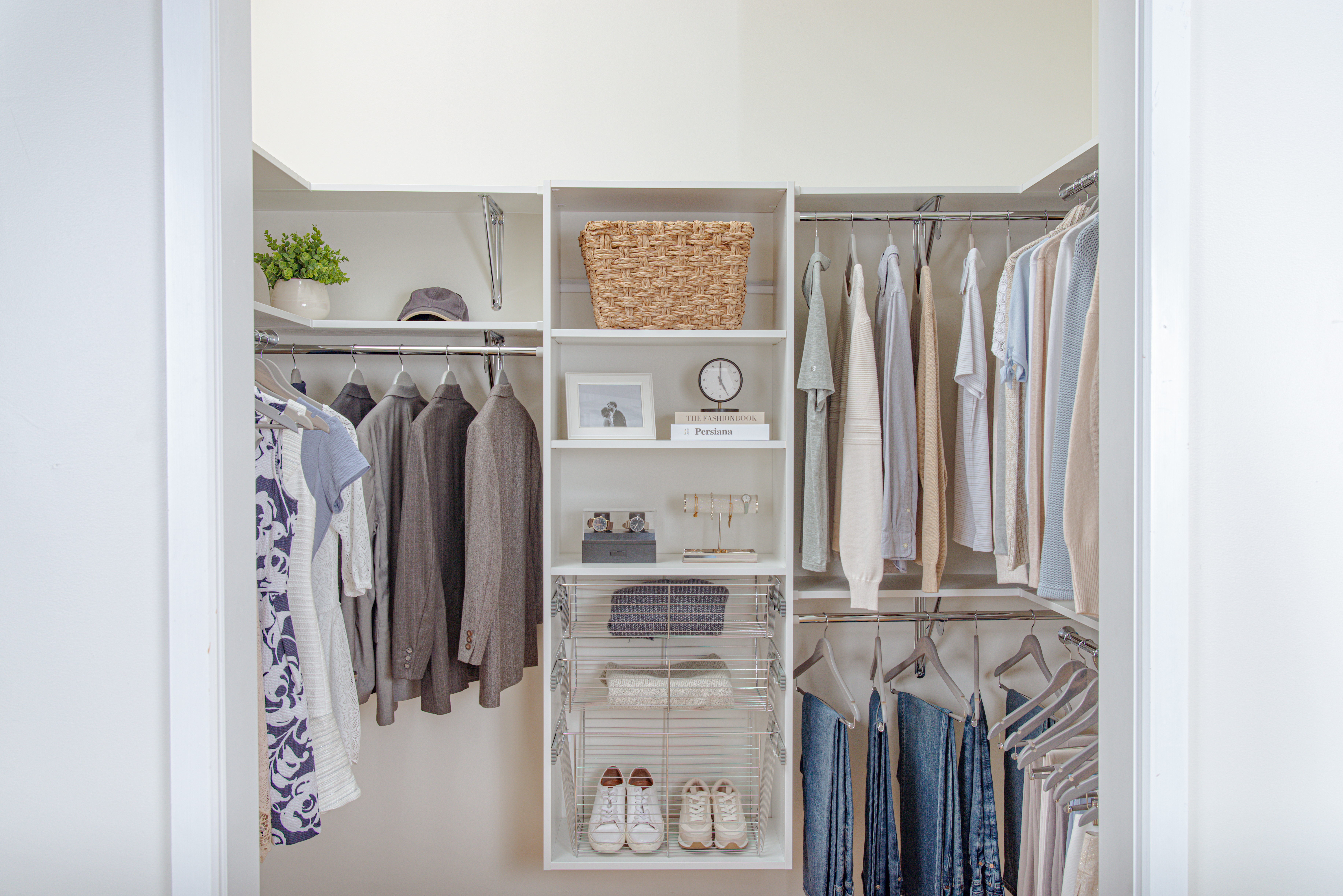 VUE closet with middle shelf tower.